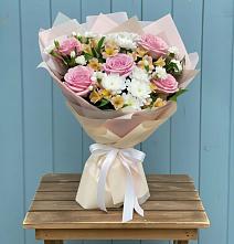 Букет цветов из:  Гвоздики, Орхидеи и Розы в Новую Купавну