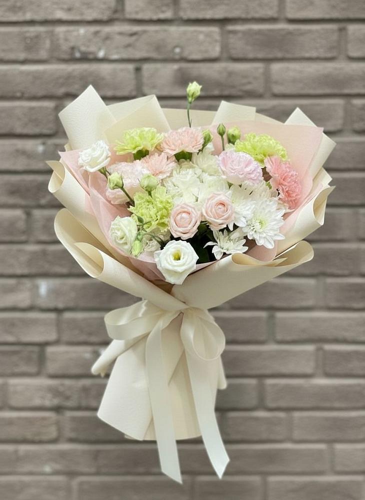 Букет цветов из: Гвоздики, Розы, Лизиантусы и Хризантемы в Новую Купавну