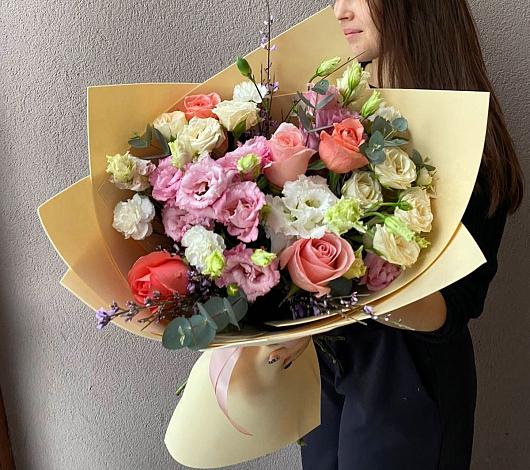 Букет цветов из: Розы, Лизиантусы и Гвоздики в Новую Купавну
